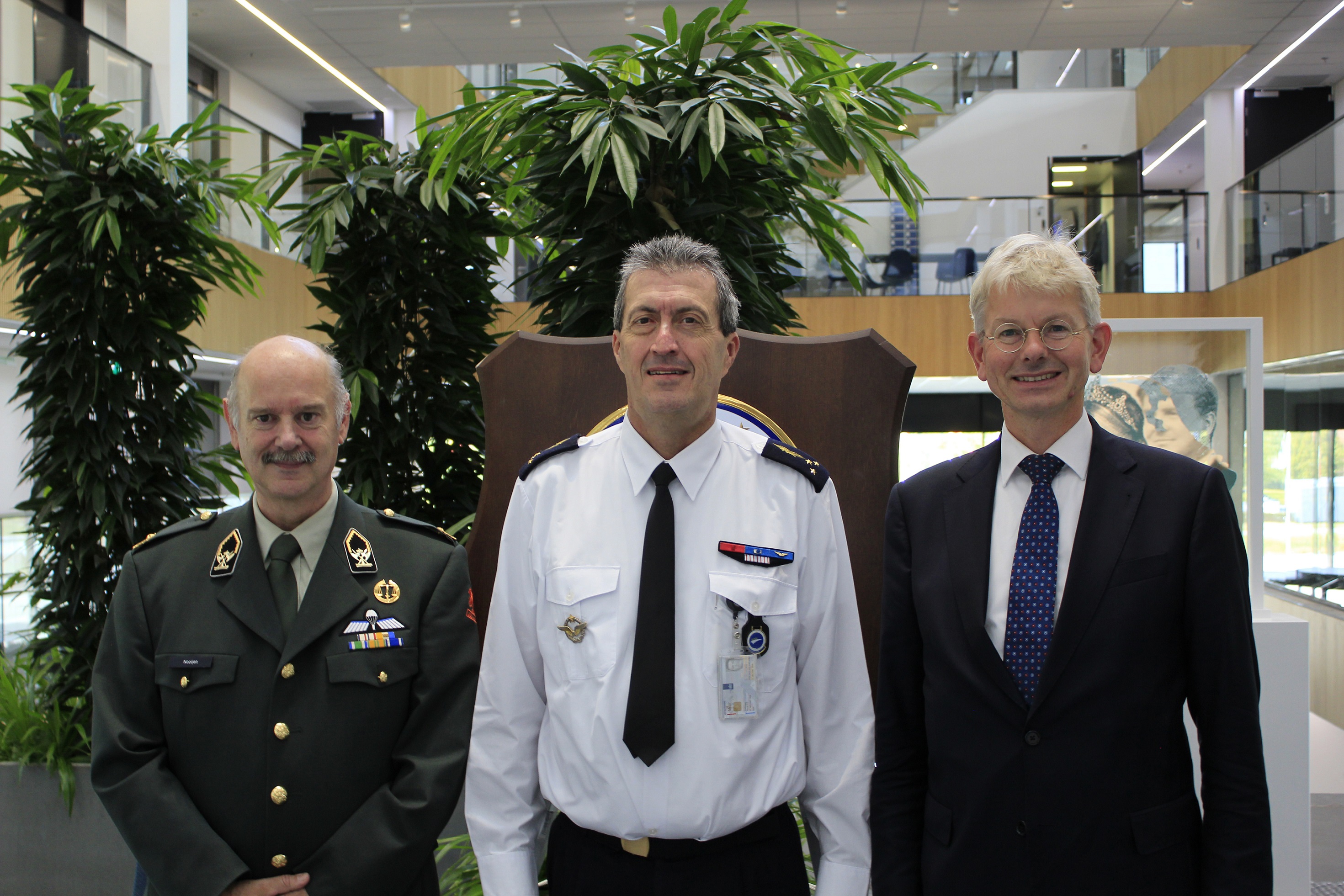 Mr Versluijs and Brigadier General Nooijen meet the Commander EATC