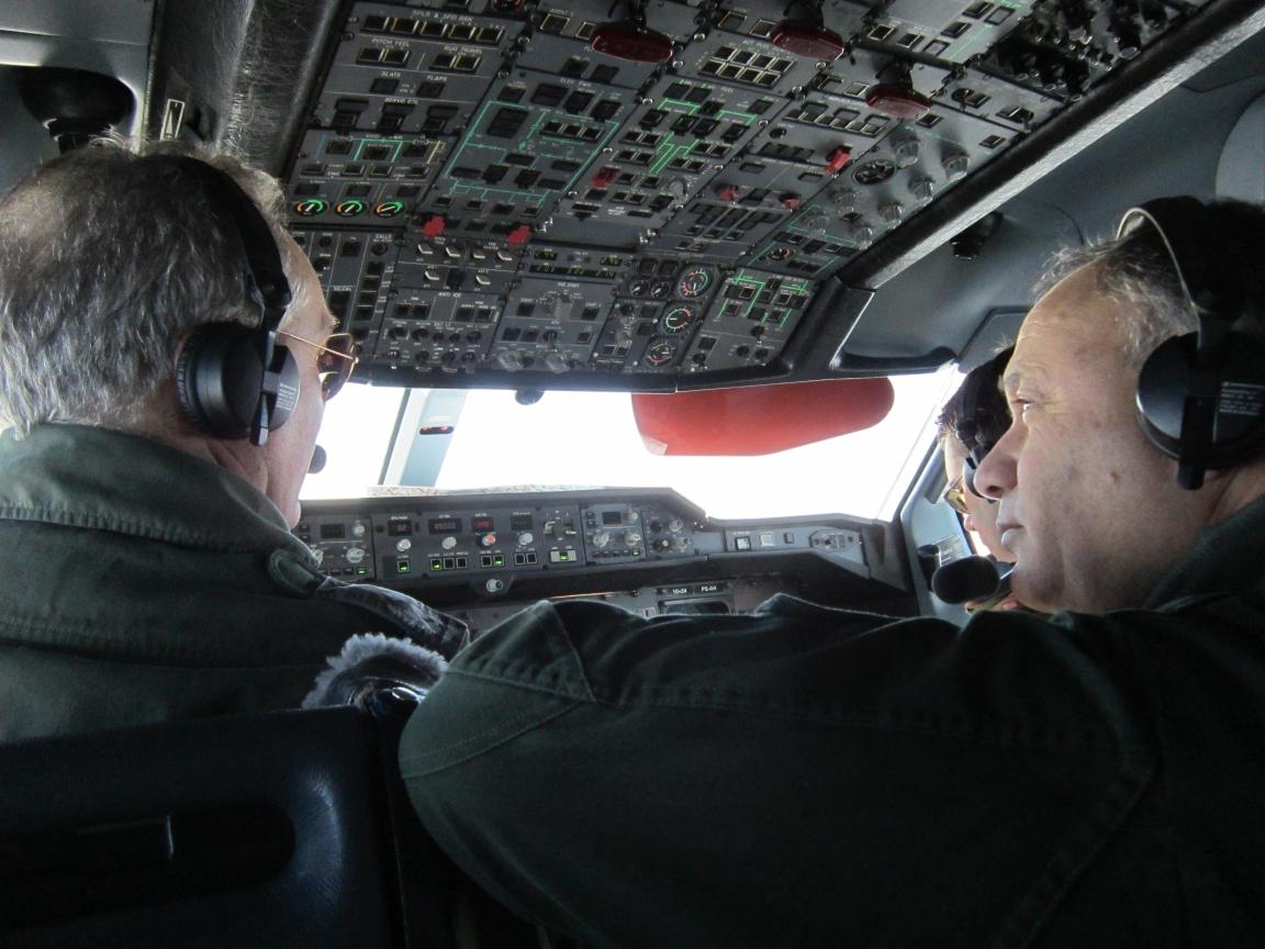 Towards the horizon: General Valentin in touch with the assigned wing - here inside German Airbus A310 MRTT