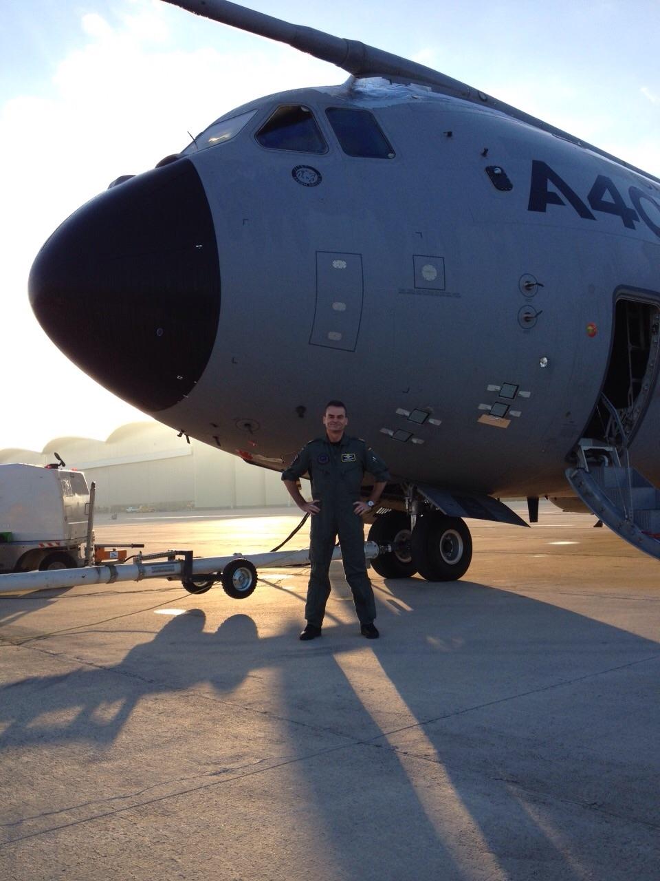 The Commander of the EATC in front of an A400M at Airbus D&S facility, Sevilla