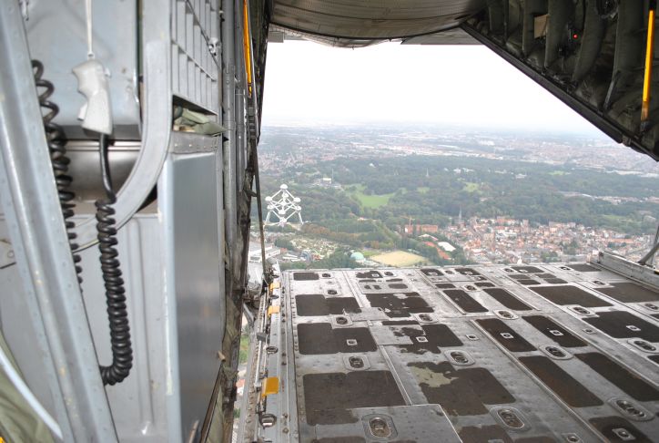 the atomium below