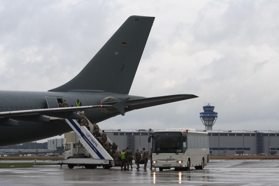 Soldiers entering an Airbus A310 MRTT at Cologne-Wahn 