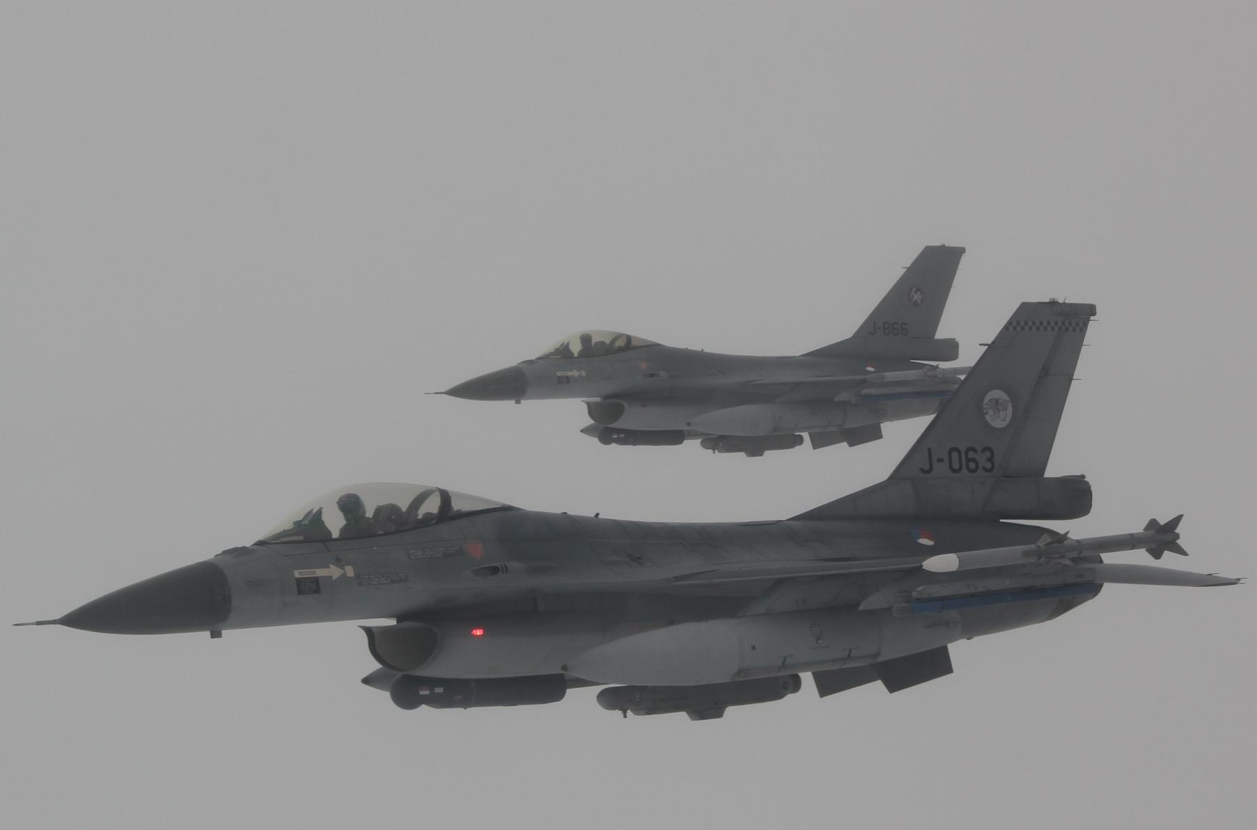 Dutch F-16 approaching